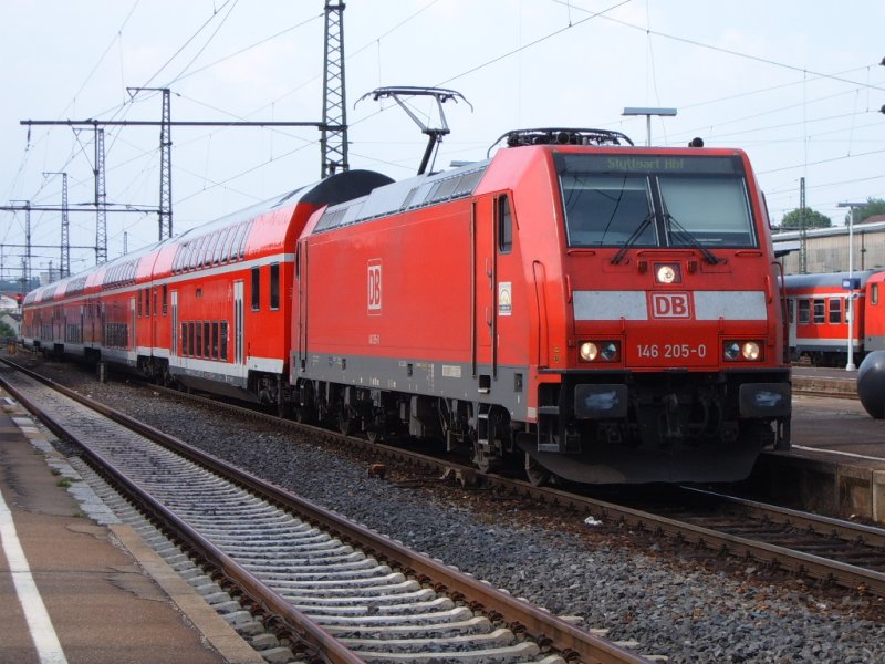 146 205-0 mit einem RegionalExpress von Stuttgart HBF im Endbahnhof Aalen. Nun steht sie wieder Abfahrbereit Richtung Stuttgart HBF. Aalen, Mittwoch den 06.06.07.