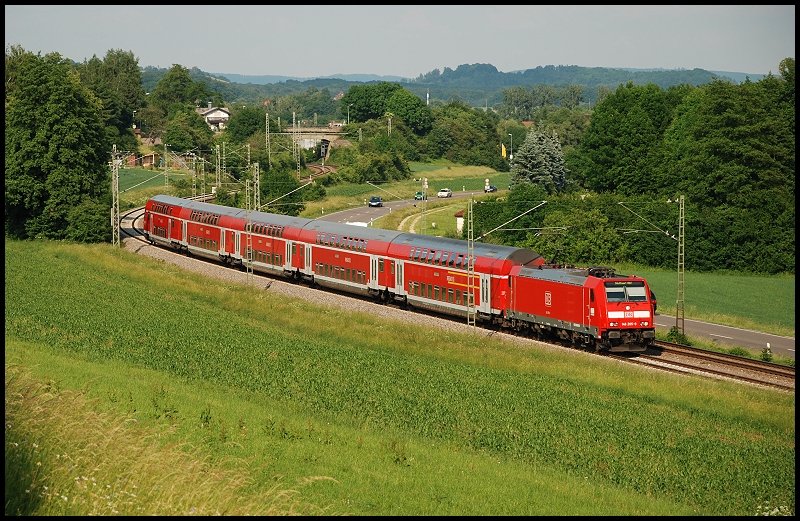 146 205 ist mit einem regionalExpress nach Stuttgart Hbf unterwegs. Aufgenommen im Juni 2008 bei Mögglingen.