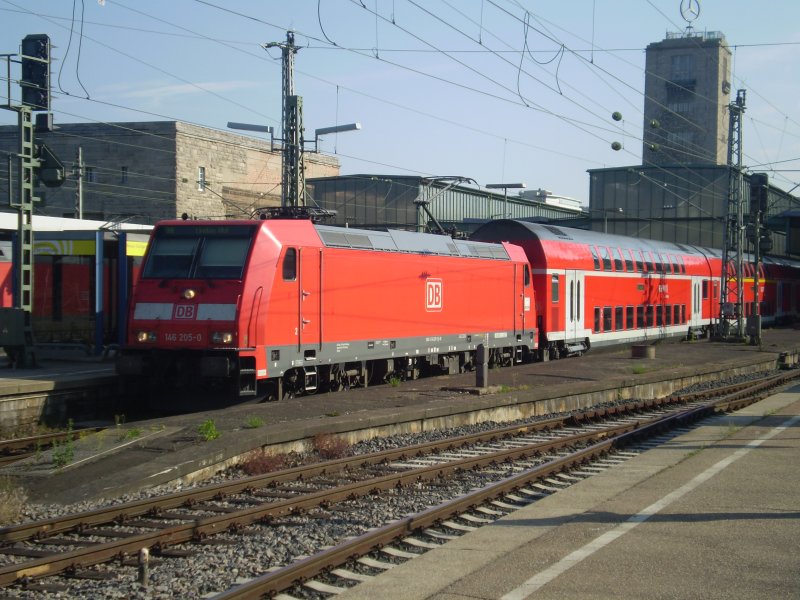 146 205 mit ihrem IRE nach Lindau Hbf ber Ulm bei der Ausfahrt von Stuttgart Hbf. 4.6.09 
