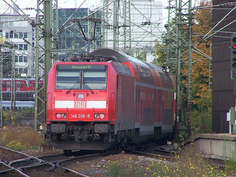 146 206-8 als RE nach Donauw�rth bei der Ausfahrt von Stuttgart Hbf am 30.09.07