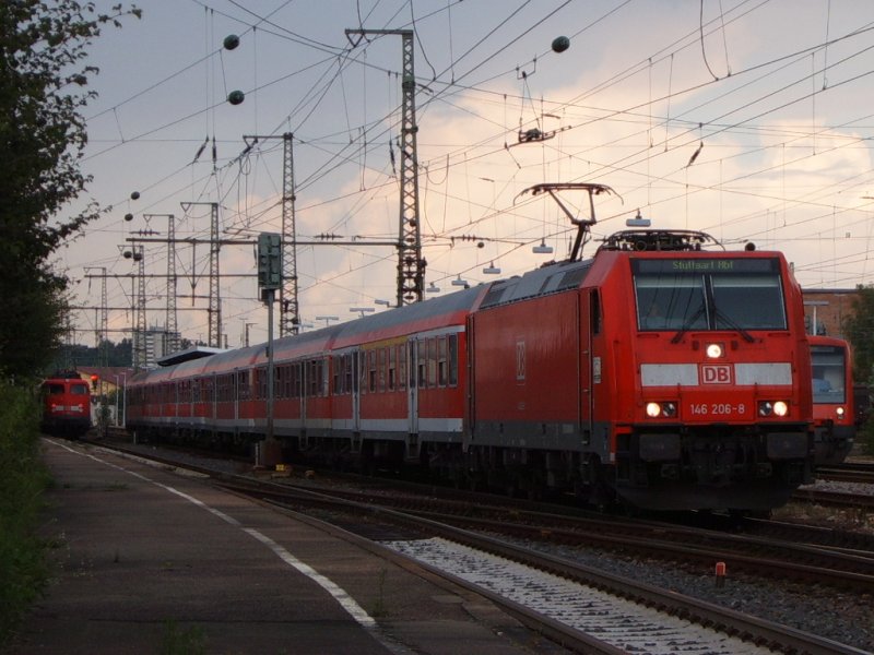 146 206-8 fhrt mit einem RegionalExpress von Aalen nach Stuttgart HBF aus dem Aalener Bahnhof - rechts im Bild macht sich noch ein 650er auf den Weg nach Ulm HBF. Foto: Donnerstag, den 14.06.07.