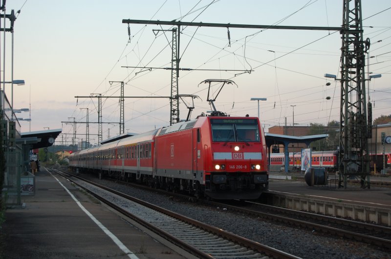146 206-8 stand am 13.09.07 mit einem Abend-RegionalExpress von Aalen nach Stuttgart auf Gleis 2 des Aalener Bahnhofs.