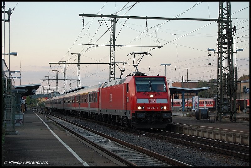 146 206-8 wechselt am Abend des 12.09.07 die Pantografen, um nun mit einem abendlichen RegionalExpress von Aalen nach Stuttgart HBF zu fahren, hier in Aalen auf Gleis 2.