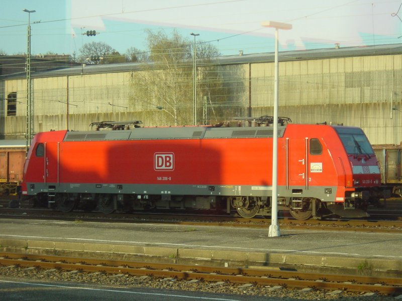 146 206 steht abgeb�gelt im Bahnhof Aalen und wartet auf neue Aufgaben in Richtung Stuttgart.