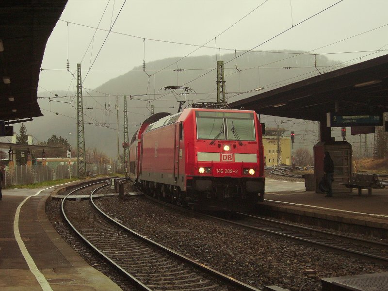 146 209-2 fhrt mit dem IRE 4225 Stuttgart Hbf - Lindau Hbf (+10 Min.) in Geislingen(Steige) ein. 22.12.08
