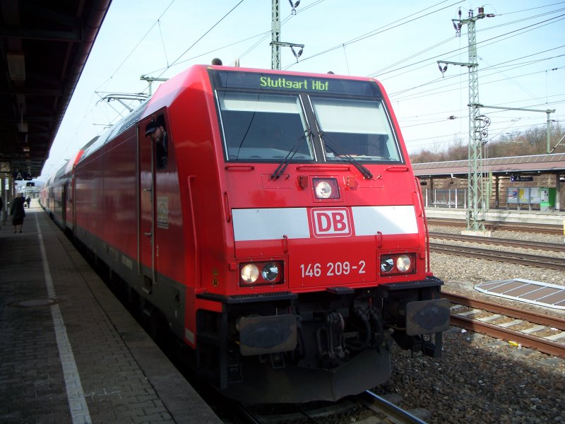 146 209-2 kurz vor der Ausfahrt in Richtung Stuttgart. am 17.02.2007 im Bahnhof Vaihingen/Enz.