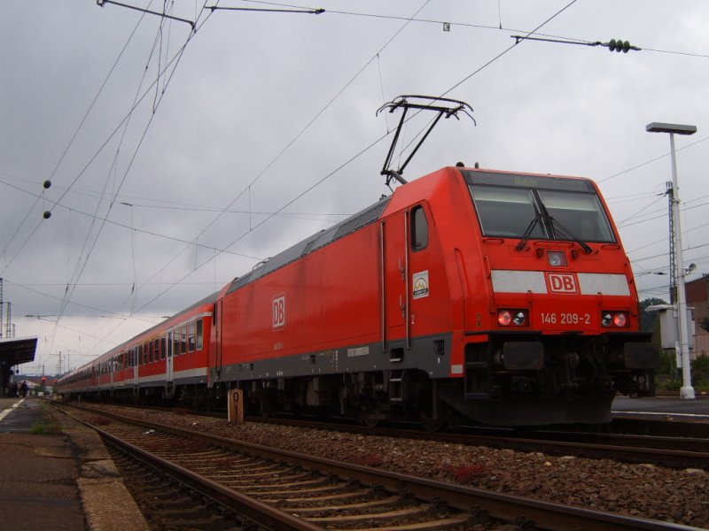 146 209-2 steht am 01.06.07 mit einem RegionalExpress aus Stuttgart HBF auf Gleis 4 des Aalener Bahnhofs und wird bald abgestellt.