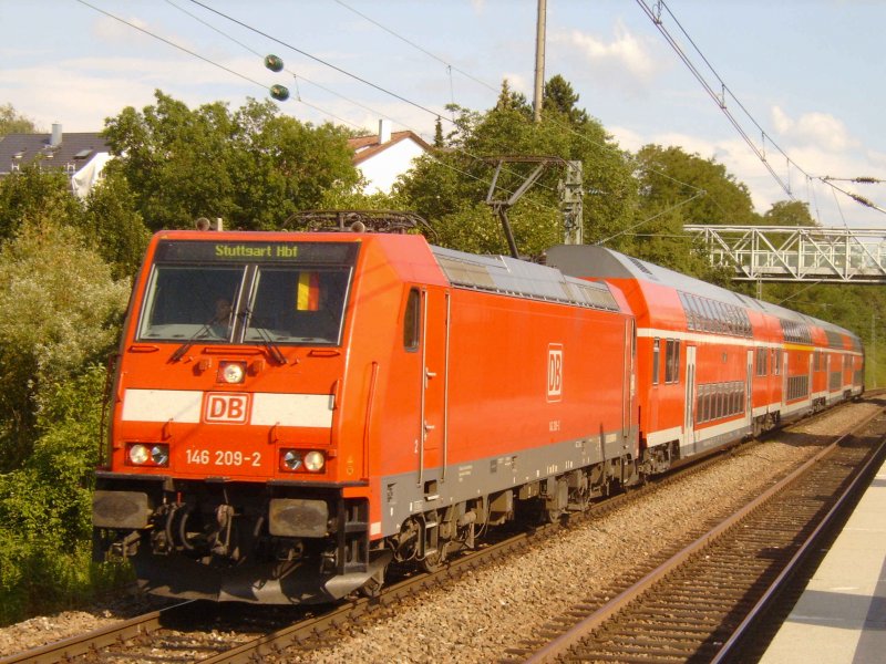 146 209 durchfhrt den Hp sterfeld mit einem RE aus Singen mit Ziel Stuttgart Hbf. Dieses Bild entstand whrend der WM 2006 und das erklrt vielleicht auch die deutsche Fahne im Fhrerstand ;) (09.07.2006)
