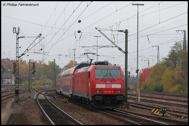 146 210-0 fhrt zur Mittagszeit des 27.10.07 einen Doppelstock-RegionalExpress nach Stuttgart Hbf in den Ludwigsburger Bahnhof ein.