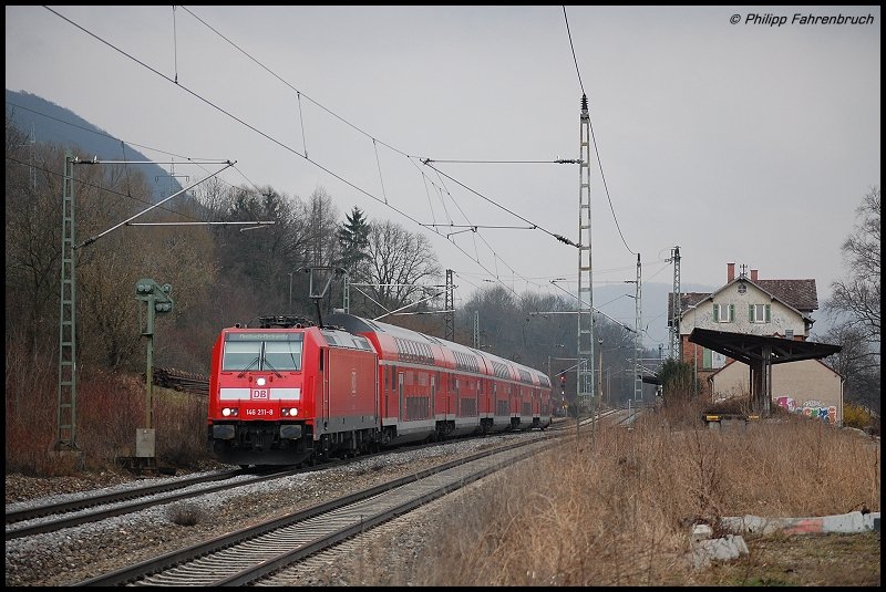146 211-6 zieht am 08.03.08 eine Doppelstockwagengarnitur der DB Regio ber die Filsbahn (KBS 750) nach Stuttgart Hbf, aufgenommen in Gingen(Fils).