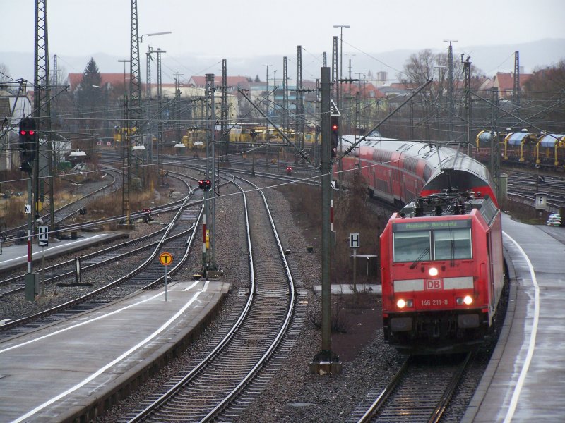 146 211-8 ist am 5.Janaur 2008 mit einem Doppelstockzug nach Mosbach-Neckarelz via. Stuttgart Hbf unterwegs. Hier bei der Einfahrt in Gppingen.