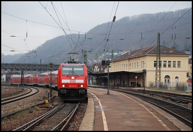 146 211-8 bei einem Zwischenhalt in Geislingen/Steige. Der Zug fuhr weiter bis Mosbach-Nerckarelz. Rechts ist das Bahnhofesgebude des Bahnhofes. Aufgenommen am 08.03.08.
