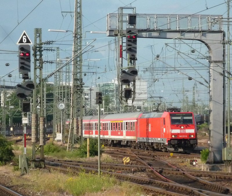 146 211-8 f�hrt mit n-Wagen Garnitur in Stuttgart Hbf ein. 01.06.09