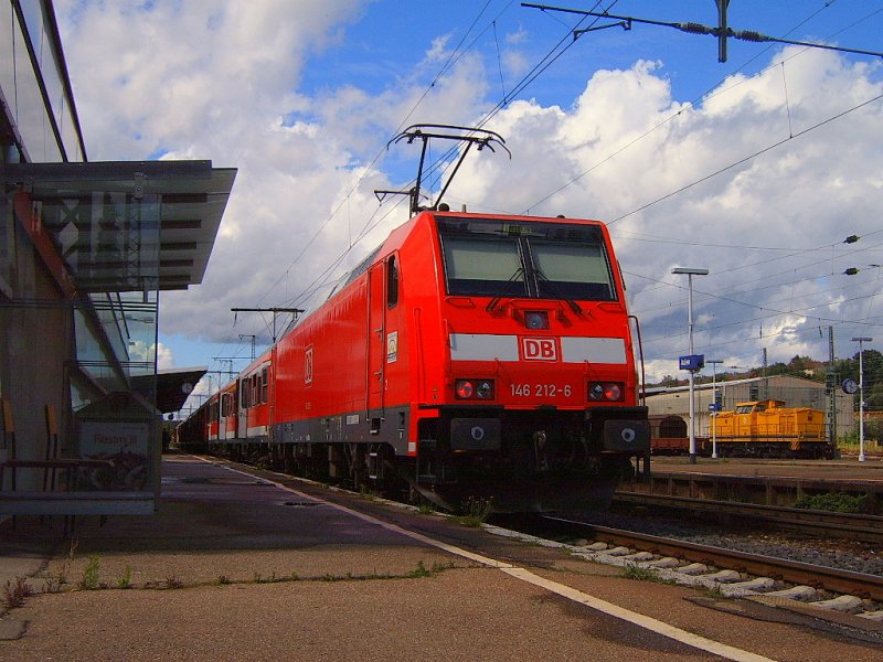 146 212-6 steht am 06.07.07 mit einem RegionalExpress aus Stuttgart HBF aus Gleis 1 des Aalener Bahnhofs. Im Hintergrund ist auf Gleis 6 die 203 002 von LW zu sehen.