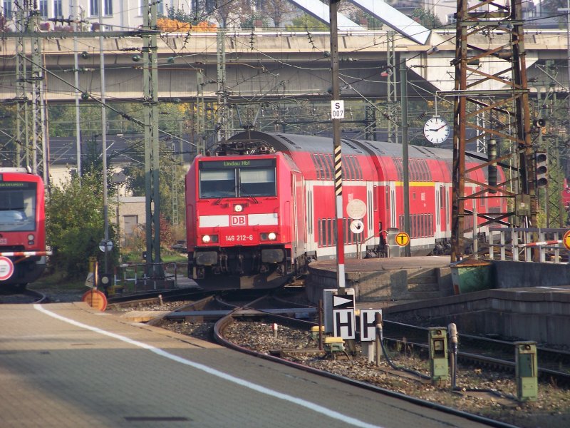 146 212 am 28.9.2008 bei der Einfahrt in Ulm HBF. Die Lok hat den IRE nach Lindau nach Ulm gebracht. Ab hier �bernimmt eine Lok der Br 218 den Zug.