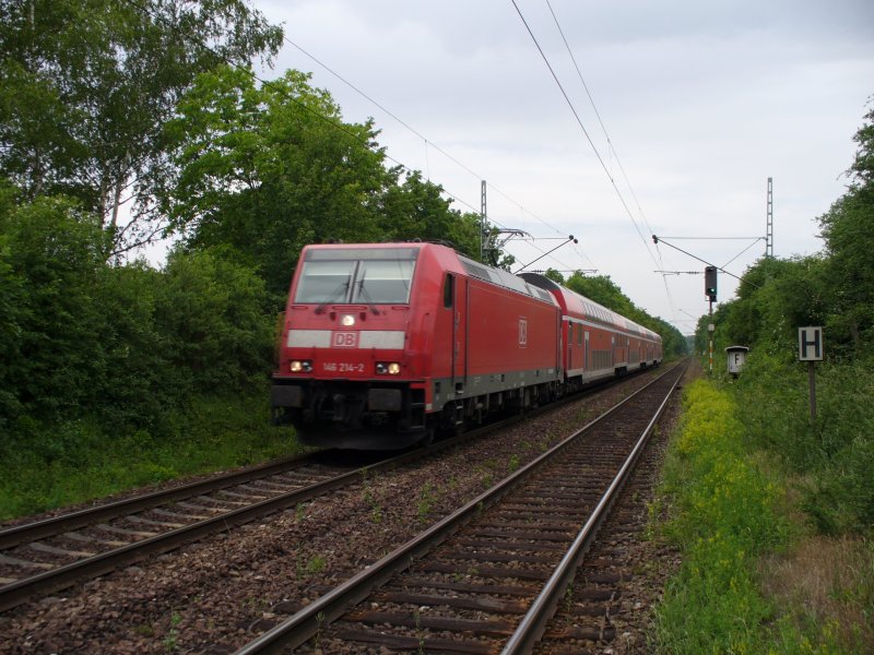 146 214-2 Mit dem RE aus Heidelberg eilt Stuttgart entgegen. 26 Mai 2007 nahe tisheim.