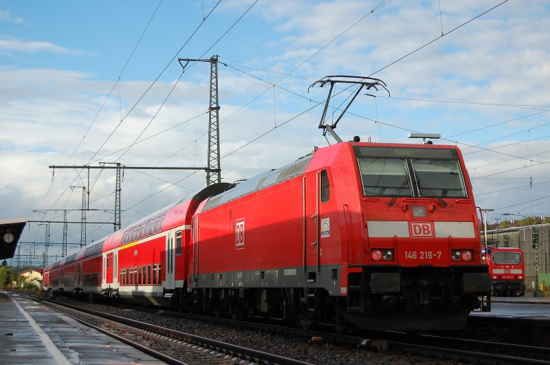 146 216-7 mit einem RegionalExpress aus Stuttgart HBF am Abend des 18.09.07 auf Gleis 2 des Aalener Bahnhofs.