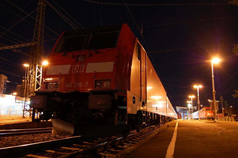 146 216-7 stand am 27.07.07 mit einem RegionalExpress aus Stuttgart HBF abgestellt auf Gleis 4 des Aalener Bahnhofs, um dort die Nacht zu verbringen.