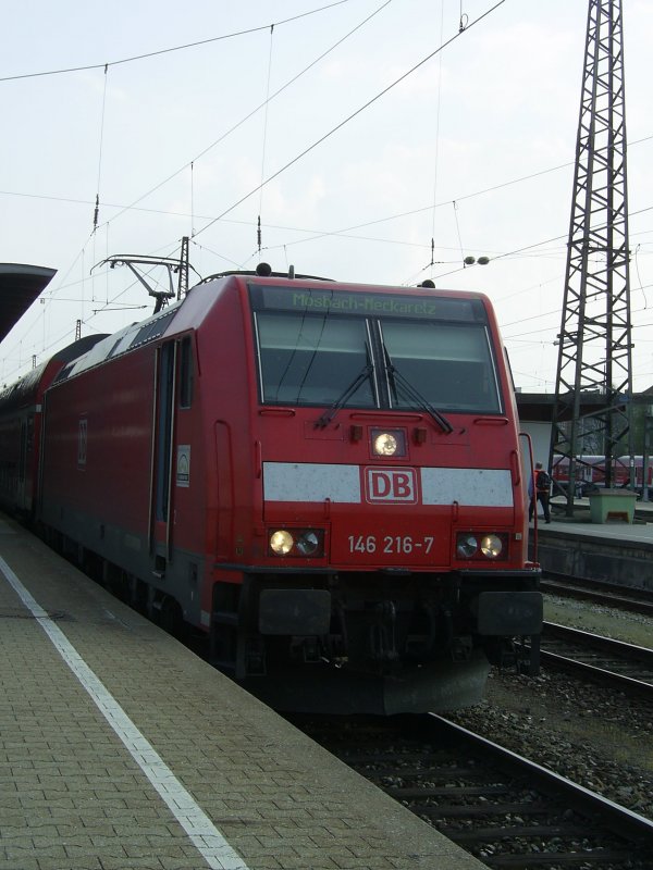 146 216-7 steht am 14.4.2009 mit einem Regionalzug nach Mosbach-Neckarelz im Ulmer Hbf.