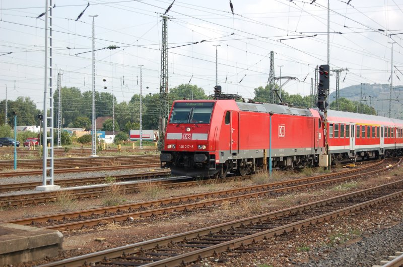 146 217-5 fhrt am 5.8.2006 mit dem Regionalexpress von Neckarelz nach Stuttgart im Bahnhof heilbronn ein.