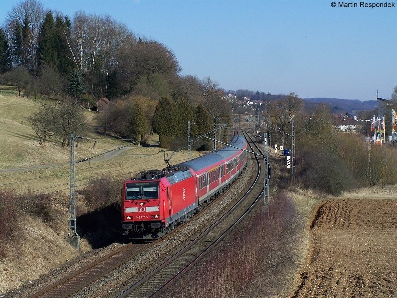 146 217 ist am 16.Februar 2008 von Aalen nach Stuttgart Hbf unterwegs. Hier bei Schwbisch Gmnd.