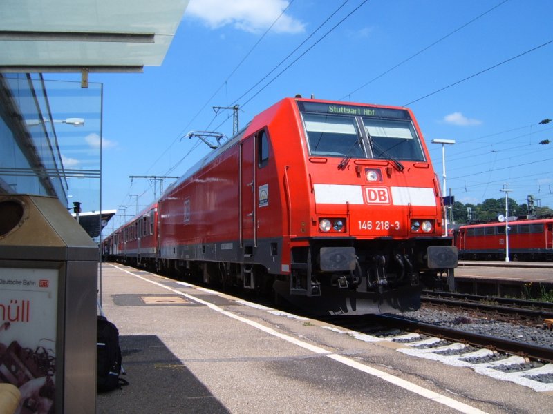 146 218-3 am 19.05.07 auf Gleis 1 des Aalener Bahnhofs.