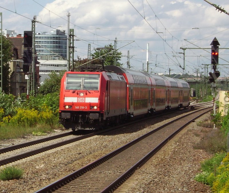 146 218-3 fhrt mit einem RE nach Lindau Hbf durch Stuttgart-Untertrkheim. 18.08.08