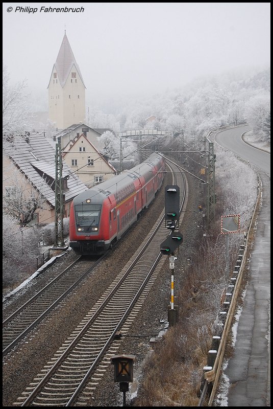 146 218-3 schiebt am 27.12.07 eine Doppelstockwagengarnitur ber die Filsbahn (KBS 750) in Richtung Ulm Hbf, aufgenommen bei Lonsee.