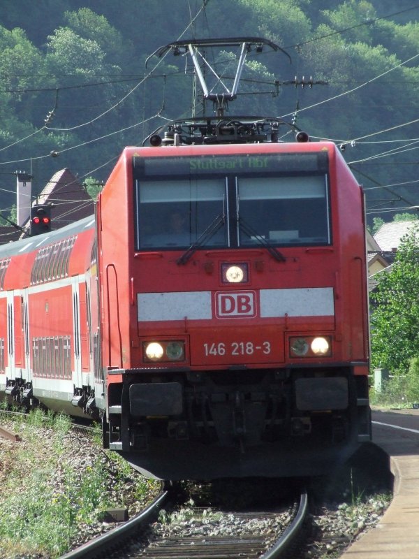 146 218 bei der Einfahrt in Geislingen (Steige), aus Ulm mit einem RE kommend am 13.05.2007