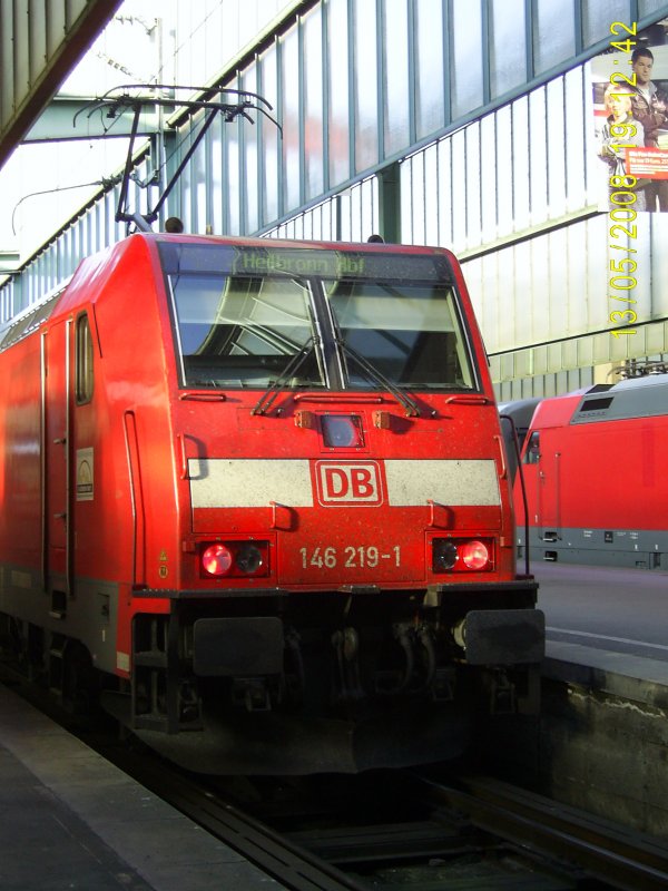 146 219-1 steht am 13.5.2008 mit RB 19876 nach Heilbronn in Stuttgart Hbf.