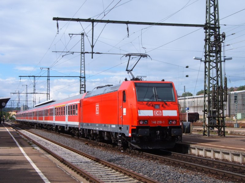 146 219-1 zog am 28.06.07 einen RegaionalExpress von Aalen nach Stuttgart HBF, hier auf Gleis 2 des Aalener Bahnhofs.