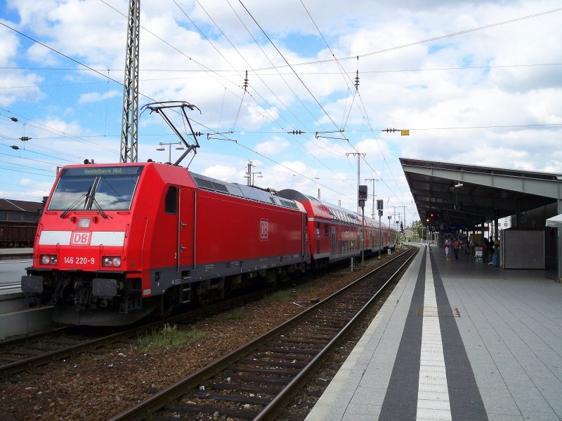 146 220 schiebt den RE 195?? aus dem Bruchsaler Bahnhof raus. Aufgenommen am 28.8.2009