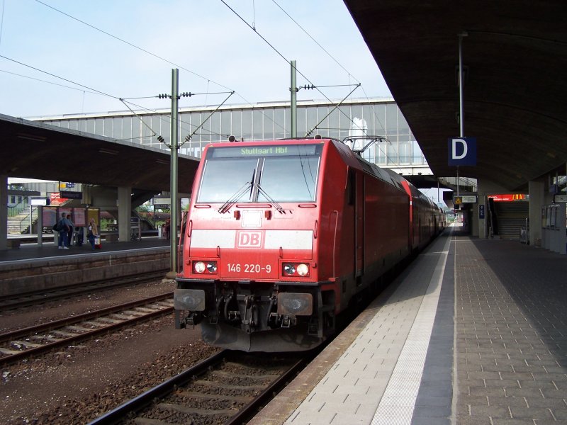 146 220 wartet auf ihrer Abfahrt nach Stuttgart HBF in Heidelberg.