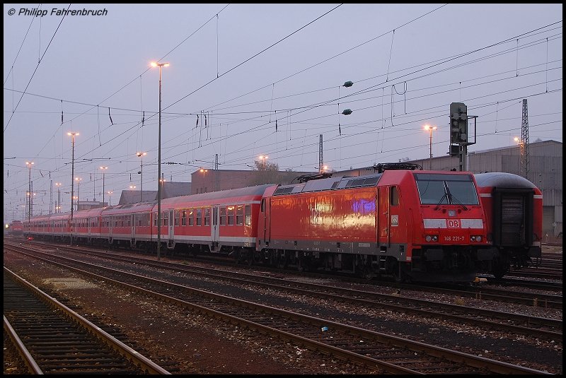 146 221-7 ruht sich ber das Wochenende mit ihrer N-Wagen-Garnitur im Pendel Stuttgart-Aalen auf Gleis 8 des Aalener Bahnhofs aus... - Samstag, 13.10.07, 7:20 Uhr.