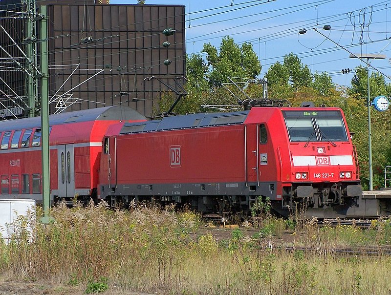 146 221-7 wird grade in Stuttgart Hbf bereit gestellt um nach der Wende ach Ulm hbf zu fahren. 30.09.07