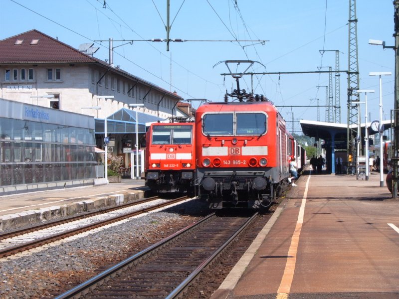 146 222-5 auf Gleis 1 und 143 965-2 auf Gleis 2 des Aalener Bahnhofs. Die 143er nimmt die Reise nach Nrnberg HBF auf sich, die 146er fhrt nach Stuttgart HBF. Foto: 19.05.07.