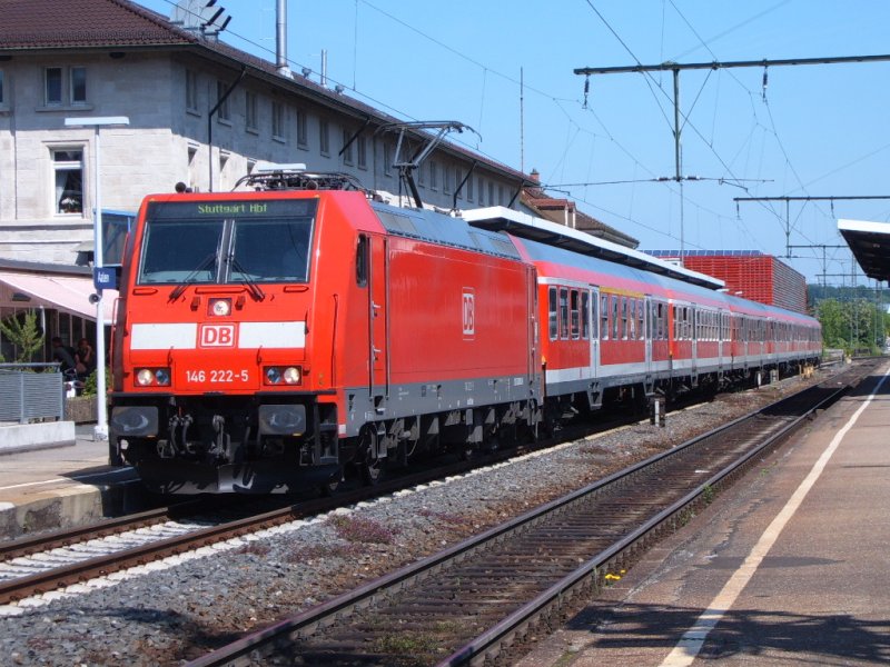 146 222-5 mit einem proppevollen (man kann schon fast sagen, es ist ein Fussballsonderzug) RegionalExpress nach Stuttgart HBF. Der Zug ist komplett berfllt mit VFB-Fans. Wenn da noch die Gmnder dazukommen...Foto, Aalen am Samstag, den 19.05.07.