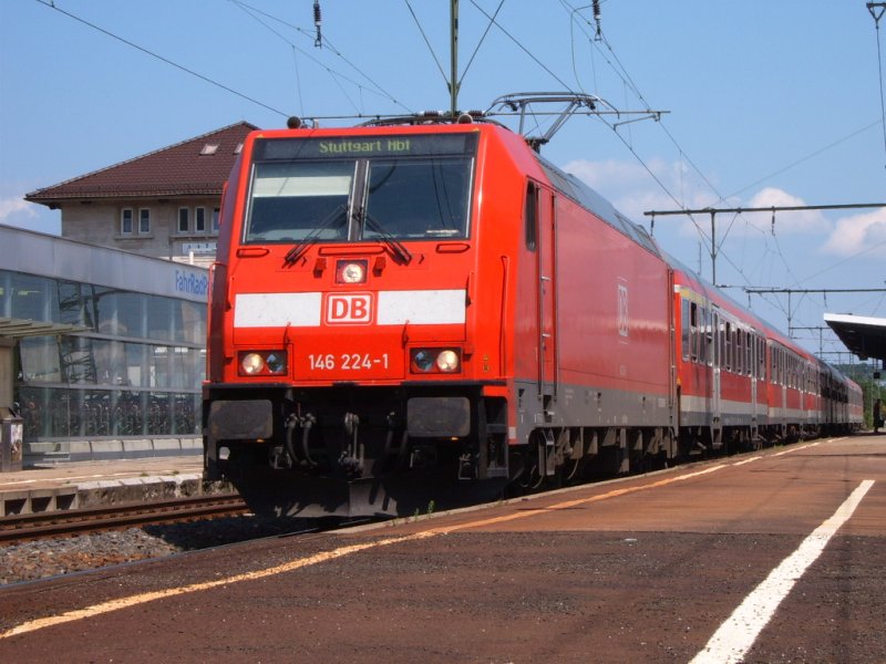 146 224-1 f�hrt am 10.06.07 aus dem Aalener Bahnhof und hat hinter ihrem R�cken eine Ex-Silberling-Garnitur, die als RegionalExpress nach Stuttgart HBF f�hrt.