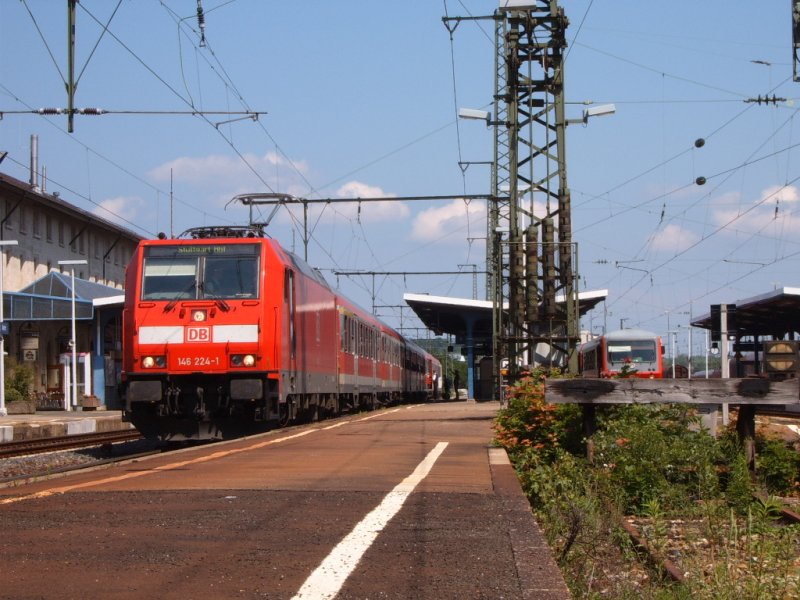 146 224-1 steht am 10.06.07 mit einem RegionalExpress auf Gleis 2 des Aalener Bahnhofs. Auf dem Gleis gegenber steht ein unbekannter 628er.
