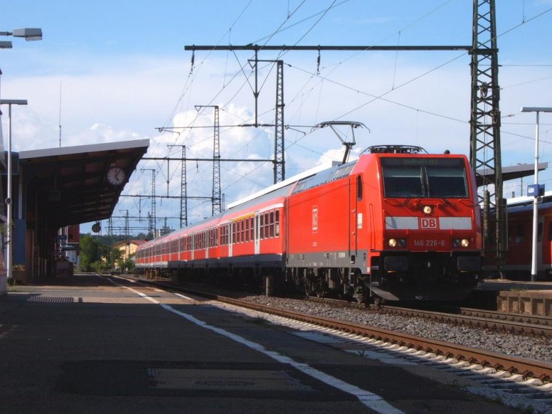 146 226-6 kam am 16.06.07 mit einem RegionalExpress nach Stuttgart HBF von einem  Kurz-Zeit-Abstellplatz  auf Gleis 2 des Aalener Bahnhofs rein.