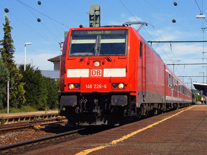 146 226-6 zieht am 14.07.07 einen RegionalExpress von Aalen nach Stuttgart HBF, hier bei der Ausfahrt auf Gleis 2 des Aalener Bahnhofs.