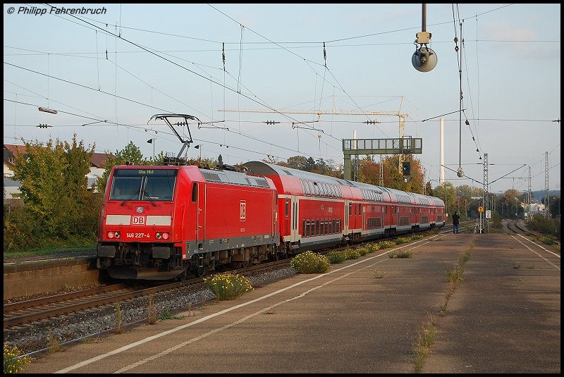 146 227-4 durchfhrt am Abend des 13.10.07 mit einer Doppelstockwagen-Garnitur schiebend den S-Bahn-Halteounkt Esslingen-Oberesslingen mit Fahrtrichtung (Sd-)Osten (so besser, Martin ;-)...?).
