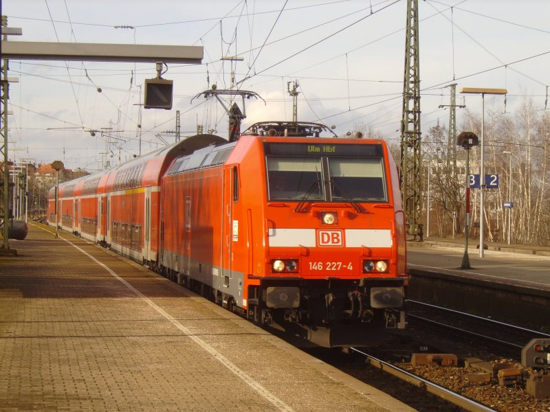 146 227-4 in Ludwigsburg mit RE nach Ulm Hbf ber Stuttgart Hbf (09.02.2007)