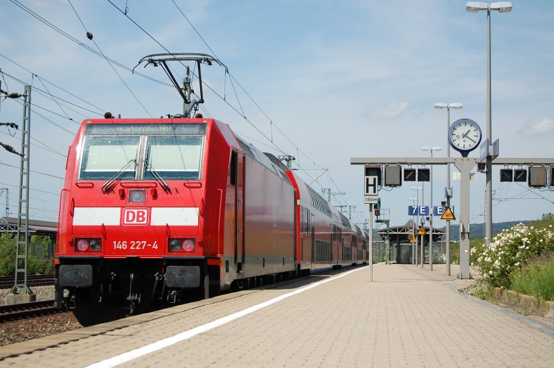 146 227-4 stand am 26.07.07 mit einer Doppelstock-Wagen-Garnitur im Bahnhof Vaihingen (Enz).