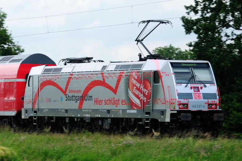 146 227-4  Stuttgart 21  im Lokportrait-Nachschu. Auch die Lokfront fgt sich harmonisch an die brigen Folien an und wurde nicht unbeklebt gelassen.