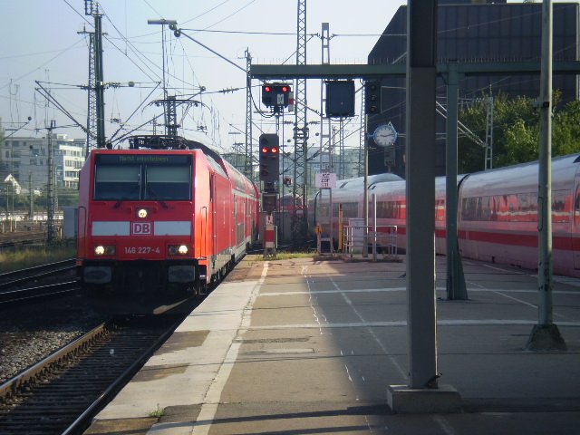 146 227 mit RE aus Karlsruhe fhrt auf Gleis 15 des Stuttgarter Hbf ein, whrend ICE nach Mnchen aus Gleis 16 fhrt. 
