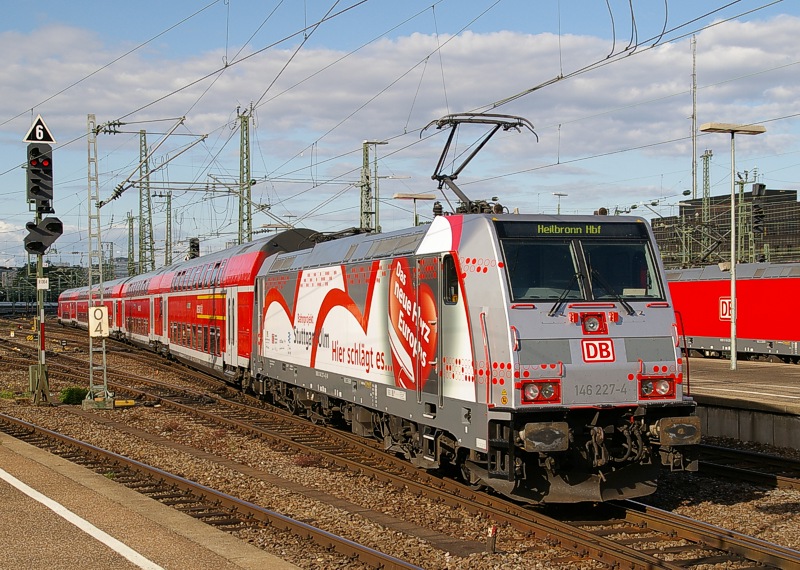 146 227 mit Werbung f�r das  Bahnprojekt Stuttgart-Ulm  verl�sst am Abend des 25. Juli 2009 mit der RB 19836 nach Heilbronn den Stuttgarter Hauptbahnhof.