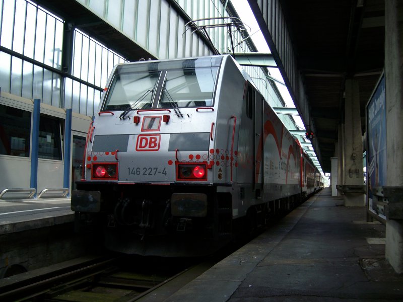 146 227 wirbt fr Nbs Stuttgart-Ulm Abfahrbereit mit RE nach Ulm am 07.09.2009 in Stuttgart Hbf.