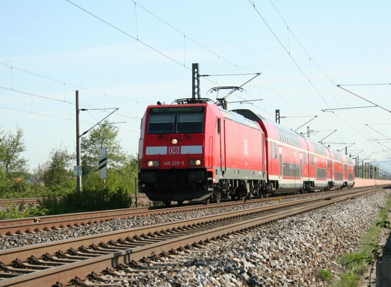 146 229-0 vor Schwarzwaldbahn am 2.5.2008 bei Renchen. 