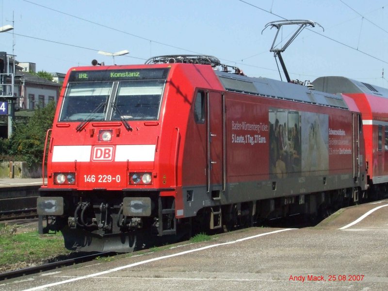 146 229 fhrt mit einem IRE Richtung Konstanz aus dem Bahnhof Offenburg ab. (25.08.2007) Die 146 229 ist dieselbe Lokomotive wie sie auch im MSTS 'Schwarzwaldbahn' zu fahren ist...